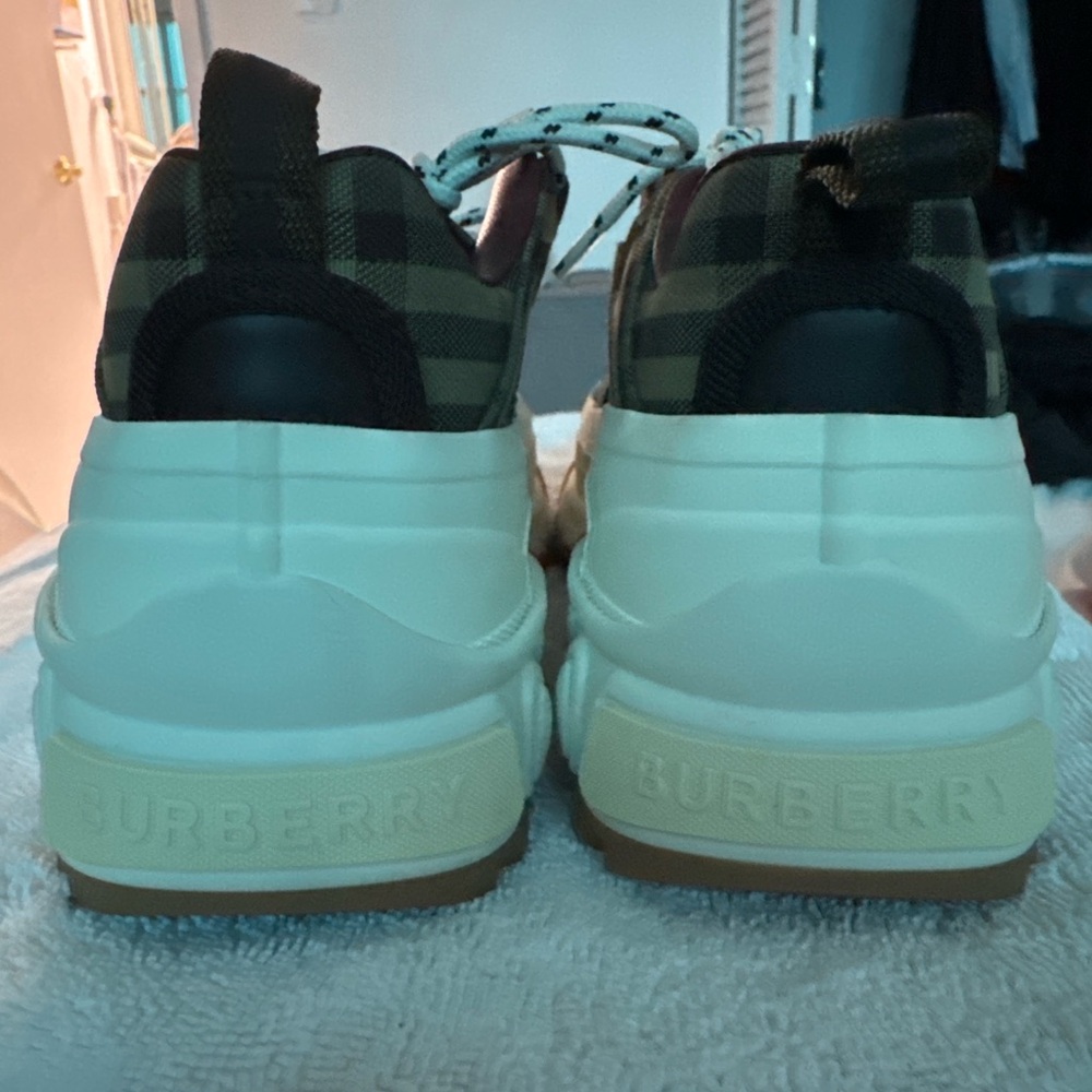 Burberry shoe - Picture 3 of 7